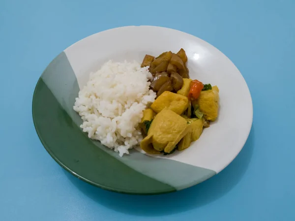 炒饭和调味牛肉一起放在盘子里 配上小菜一碟的油炸豆腐 — 图库照片