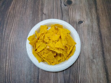 Mısır ve diğer lezzetli malzemelerden yapılmış çıtır cipsler.