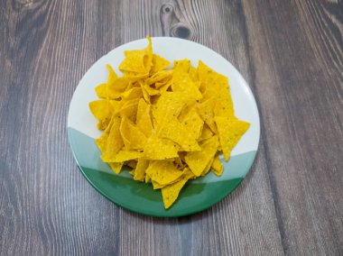 Mısır ve diğer lezzetli malzemelerden yapılmış çıtır cipsler.