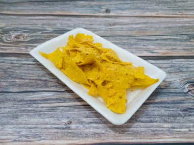 Mısır ve diğer lezzetli malzemelerden yapılmış çıtır cipsler.