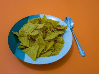 Mısır ve diğer lezzetli malzemelerden yapılmış çıtır cipsler.