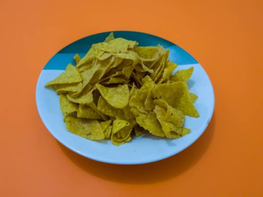 Mısır ve diğer lezzetli malzemelerden yapılmış çıtır cipsler.