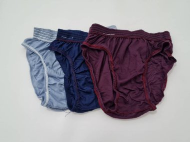 Kırmızı, mavi ve griden erkek iç çamaşırları.