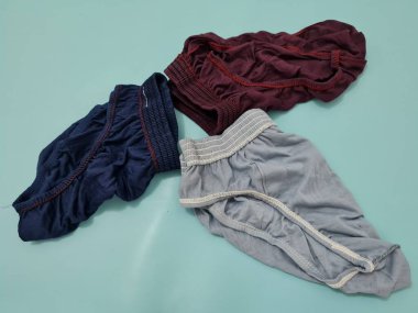 Kırmızı, mavi ve griden erkek iç çamaşırları.