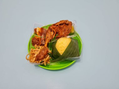 Yanında kızarmış tavuk, baharatlı yumurta ve kızarmış erişte ile birlikte sarı pirinç.