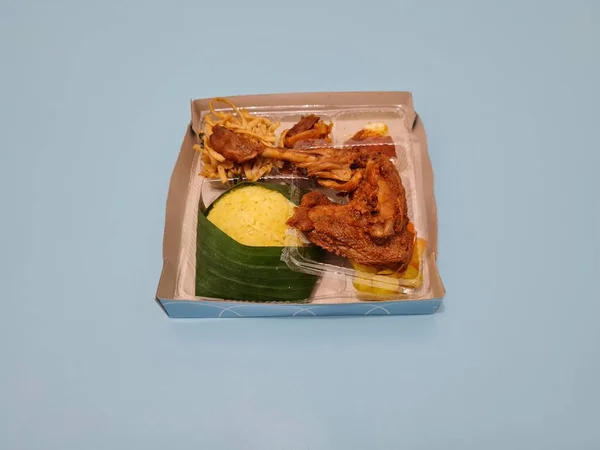 Sárga Rizs Sült Csirkével Fűszeres Tojással Sült Tésztával — Stock Fotó