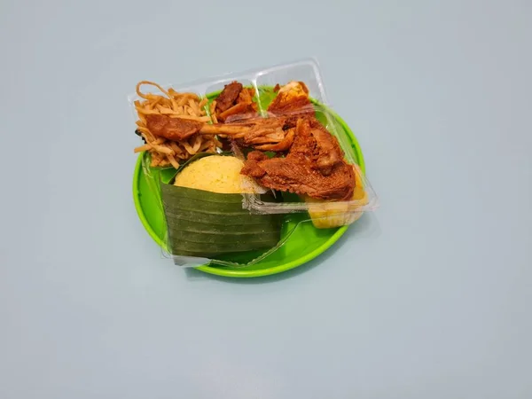 Sárga Rizs Sült Csirkével Fűszeres Tojással Sült Tésztával — Stock Fotó