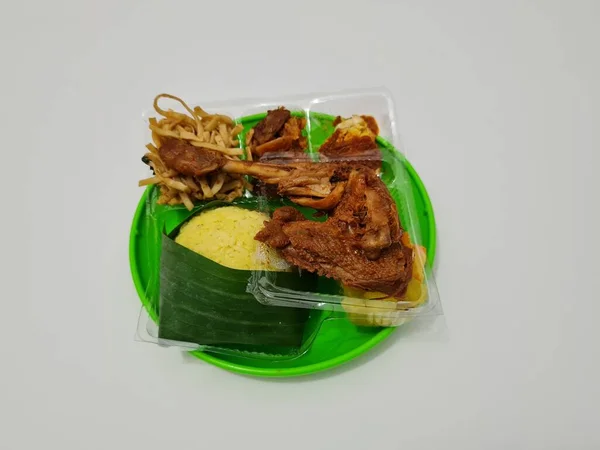 鶏の副菜と黄色のご飯 味付け卵と揚げ麺 — ストック写真