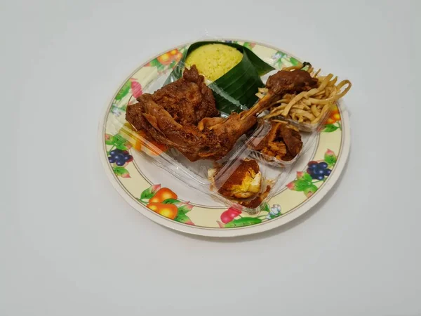 鶏の副菜と黄色のご飯 味付け卵と揚げ麺 — ストック写真