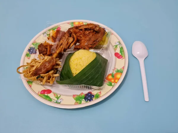 Nasi Kuning Dengan Lauk Ayam Goreng Telur Yang Dibumbui Dan — Stok Foto