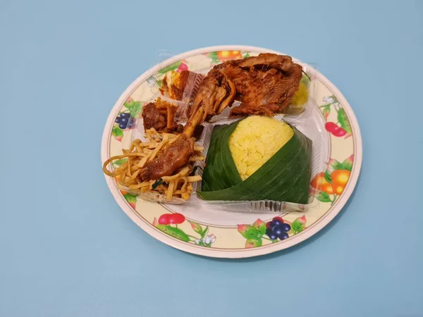 Nasi Kuning Dengan Lauk Ayam Goreng Telur Yang Dibumbui Dan — Stok Foto