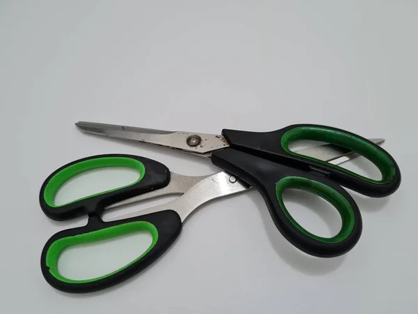 Nożyczki Zielonymi Uchwytami Przydatne Cięcia Papieru Lub Innych Materiałów — Zdjęcie stockowe
