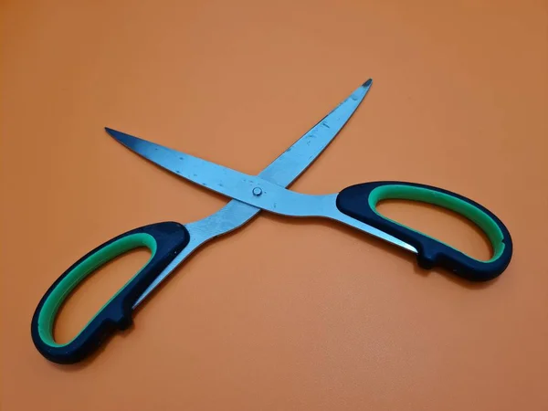 Nożyczki Zielonymi Uchwytami Przydatne Cięcia Papieru Lub Innych Materiałów — Zdjęcie stockowe