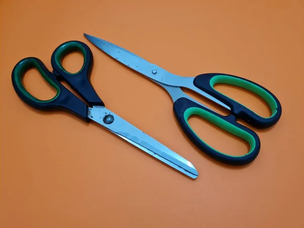 带有绿色手柄的剪刀 可用于剪纸或其他材料 — 图库照片