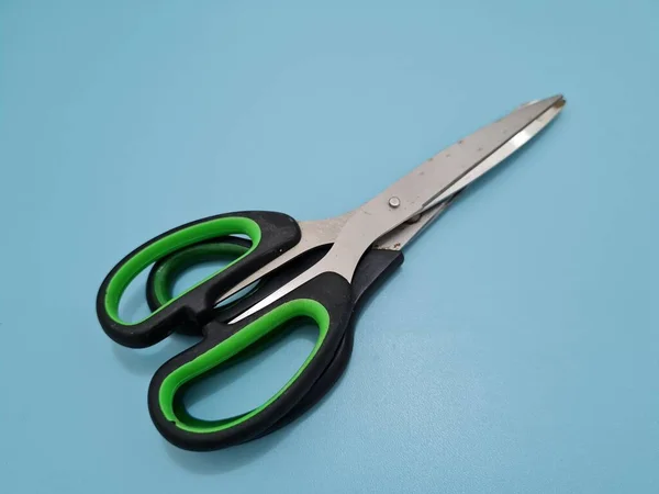 緑の柄のはさみは 紙や他の材料を切断するのに便利です — ストック写真