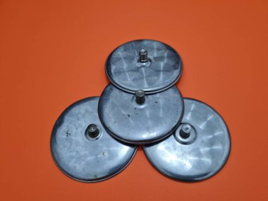 Cam kapak parlak metal renk demirden yapılmıştır.