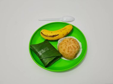 Eklerlerden, lemper keklerinden ve muzlardan oluşan pazar atıştırmalıkları