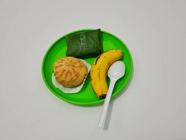 Eklerlerden, lemper keklerinden ve muzlardan oluşan pazar atıştırmalıkları