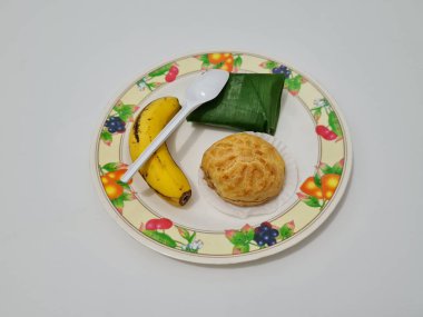 Eklerlerden, lemper keklerinden ve muzlardan oluşan pazar atıştırmalıkları