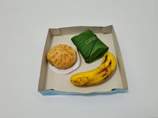 由鳗鱼 柠檬蛋糕和香蕉组成的市场小吃 — 图库照片