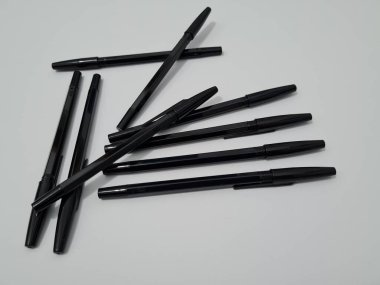 Yazmak için kullanılan ofis ekipmanı siyah bir kalemdir.