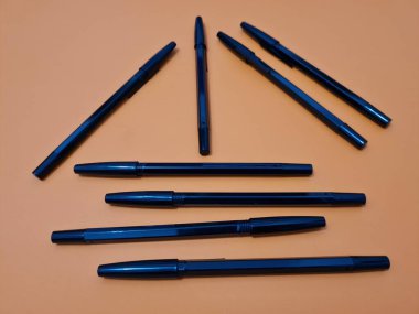 Yazmak için kullanılan ofis ekipmanı siyah bir kalemdir.