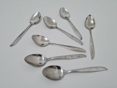 Demirden yapılmış gümüş kaşık koleksiyonu.