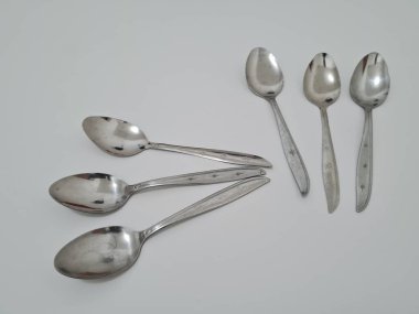 Demirden yapılmış gümüş kaşık koleksiyonu.