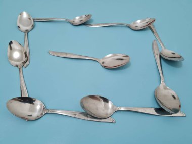 Demirden yapılmış gümüş kaşık koleksiyonu.