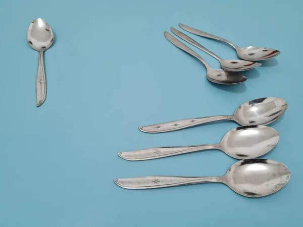 鉄製の光沢のある銀のスプーンのコレクション — ストック写真