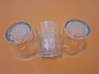 İçki bardakları genellikle içki konukları ya da diğer etkinlikler için kullanılır.