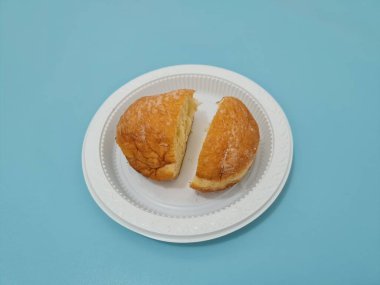 Un ve diğer malzemelerden yapılmış çikolatalı ekmek.