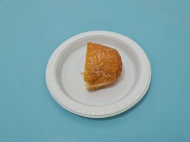 Un ve diğer malzemelerden yapılmış çikolatalı ekmek.