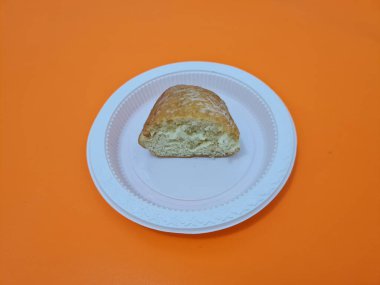 Un ve diğer malzemelerden yapılmış çikolatalı ekmek.