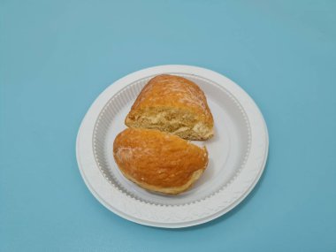 Un ve diğer malzemelerden yapılmış çikolatalı ekmek.