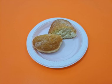 Un ve diğer malzemelerden yapılmış çikolatalı ekmek.