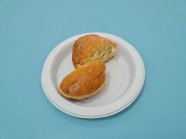 Un ve diğer malzemelerden yapılmış çikolatalı ekmek.