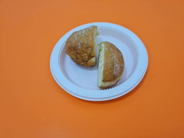 Un ve diğer malzemelerden yapılmış çikolatalı ekmek.