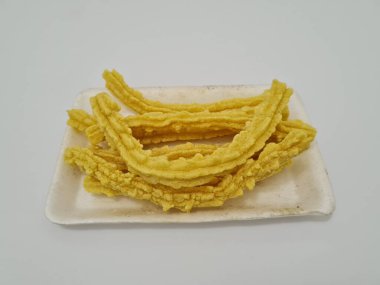 Lezzetli bir tadı olan çıtır sarı krakerler atıştırmalık ya da meze olarak yenebilir.