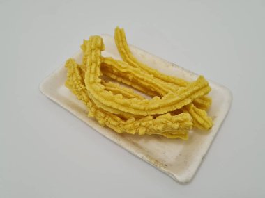 Lezzetli bir tadı olan çıtır sarı krakerler atıştırmalık ya da meze olarak yenebilir.