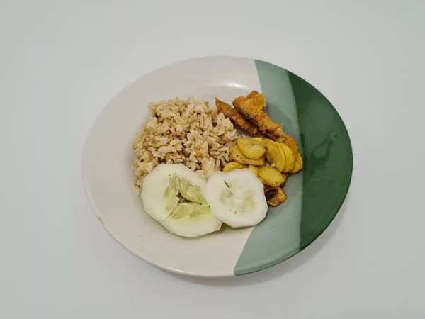 Lecker Gebratener Reis Einem Teller Mit Einer Beilage Aus Gebratenem — Stockfoto