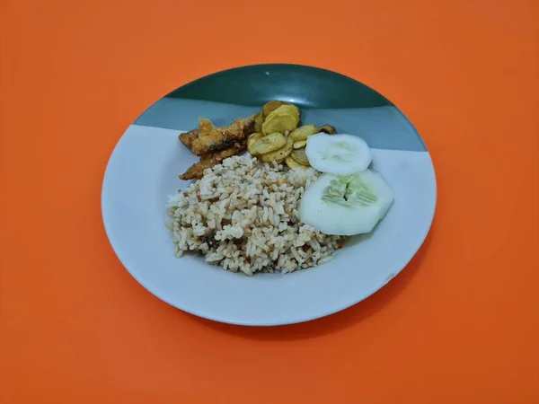 Νόστιμο Τηγανητό Ρύζι Ένα Πιάτο Ένα Πιάτο Τηγανητά Ψάρια Συν — Φωτογραφία Αρχείου