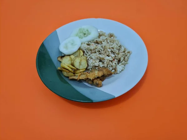 Chutná Smažená Rýže Talíři Postranní Miskou Smažených Ryb Plátky Okurky — Stock fotografie