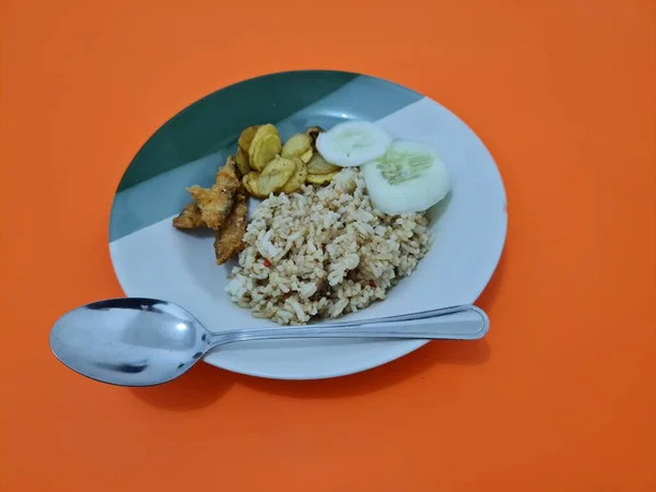 Νόστιμο Τηγανητό Ρύζι Ένα Πιάτο Ένα Πιάτο Τηγανητά Ψάρια Συν — Φωτογραφία Αρχείου
