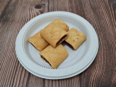 Lezzetli, çıtır çıtır çikolatalı kuru turta.