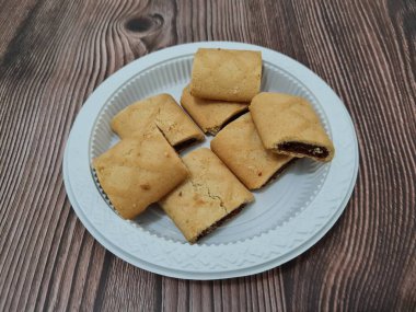 Lezzetli, çıtır çıtır çikolatalı kuru turta.