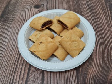 Lezzetli, çıtır çıtır çikolatalı kuru turta.