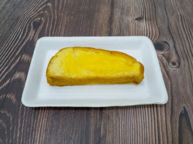 Tatlı tereyağlı sarı kahverengi taraklı ekmek yemek için her zaman uygundur.