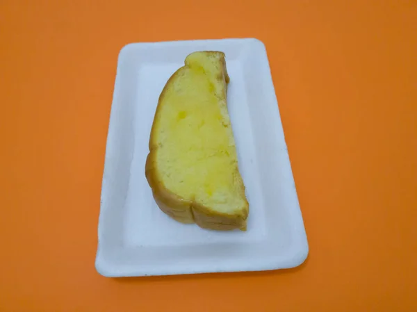 涂有甜黄油的黄褐色梳子面包适合任何时候食用 — 图库照片