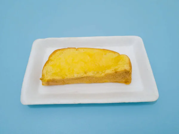 甘いバタースプレッドと黄色の茶色の櫛のパンは いつでも食べるのに適しています — ストック写真